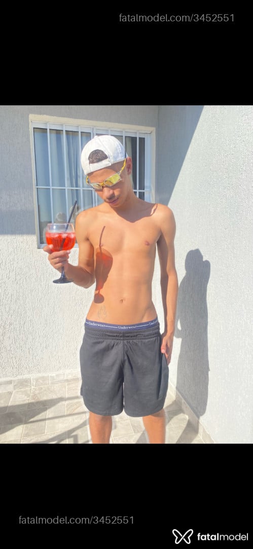 Acompanhante homem com cabelo castanho de olhos castanhos - Lucas Apolinário