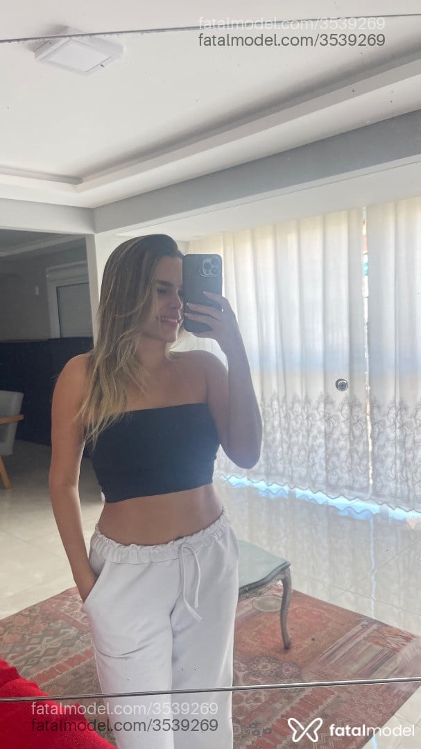 Acompanhante mulher loira (o) de olhos mel - Melissa