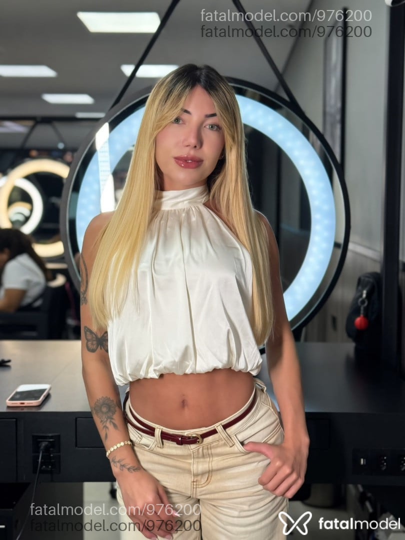 Acompanhante mulher trans com cabelo castanho de olhos castanhos - Mirela Aciolli