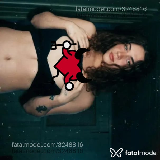Acompanhante mulher trans com cabelo castanho de olhos verdes - Eva