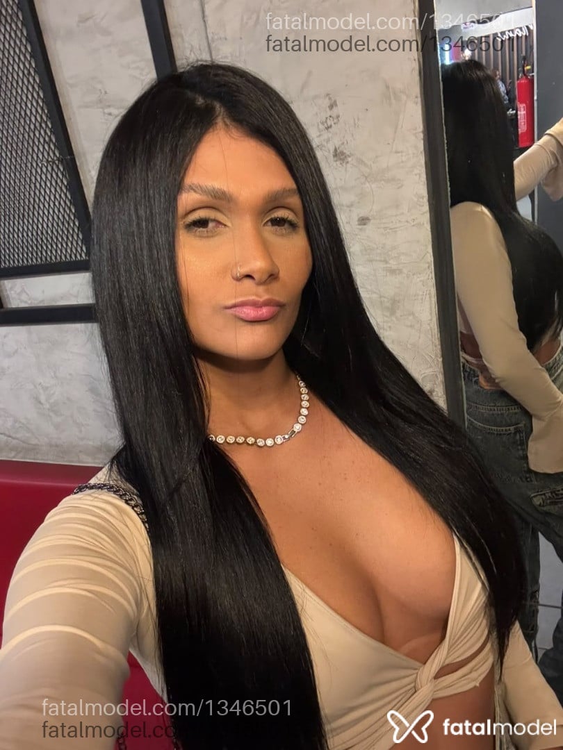 Acompanhante mulher morena (o) de olhos castanhos - Morena