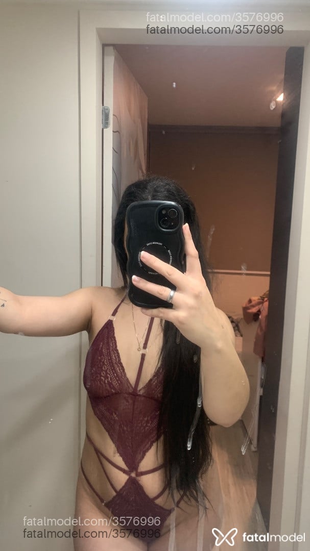 Acompanhante mulher morena (o) de olhos verdes - Rê Hotwife