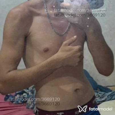Acompanhante homem com cabelo castanho de olhos azuis - Pedrinho