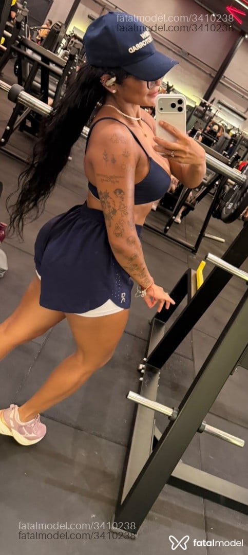 Acompanhante mulher morena (o) de olhos pretos - Luara Rodrigues
