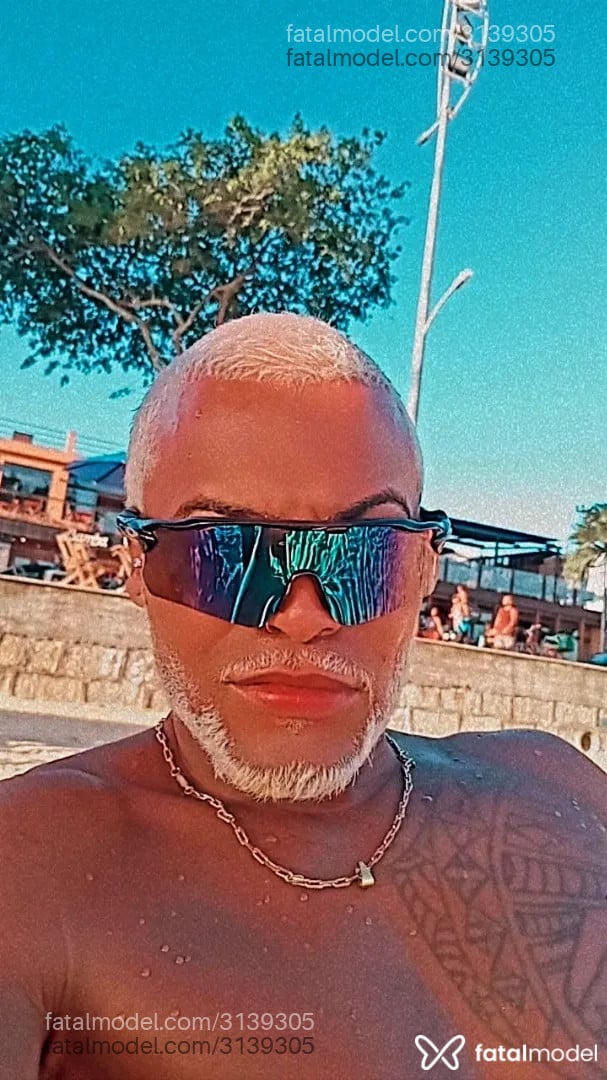 Acompanhante homem com cabelo castanho de olhos castanhos - Soares