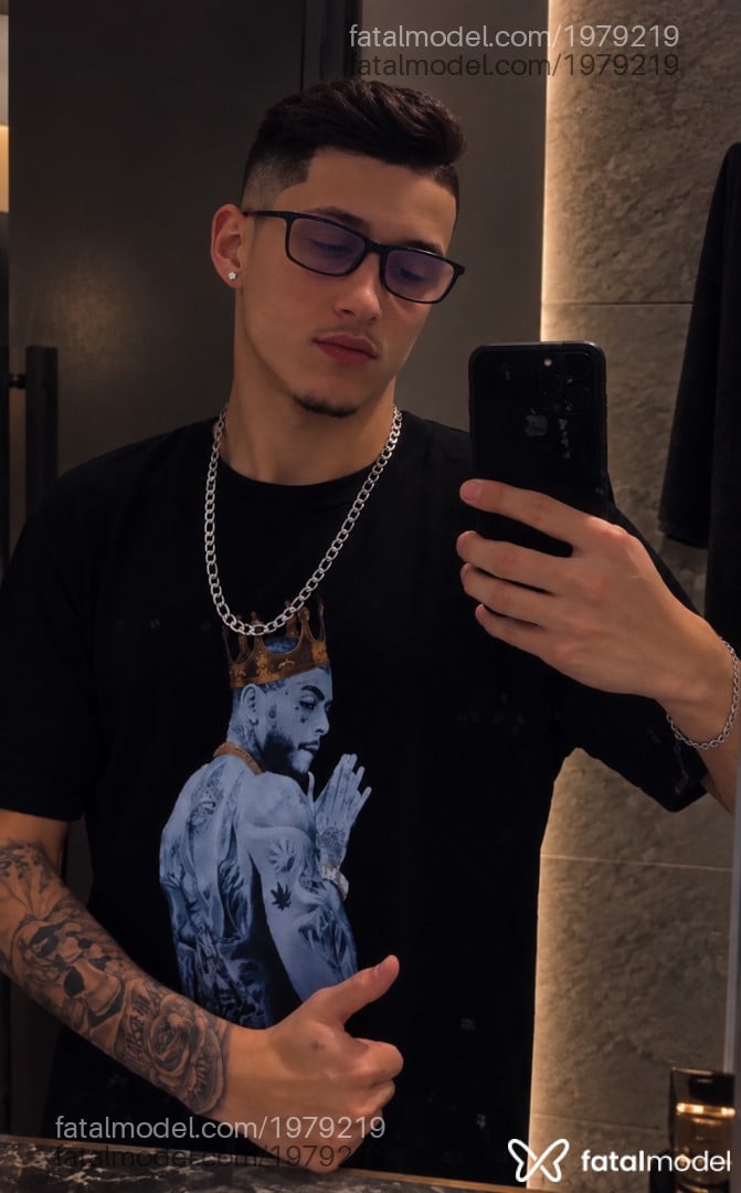 Acompanhante homem com cabelo castanho de olhos castanhos - Dubley