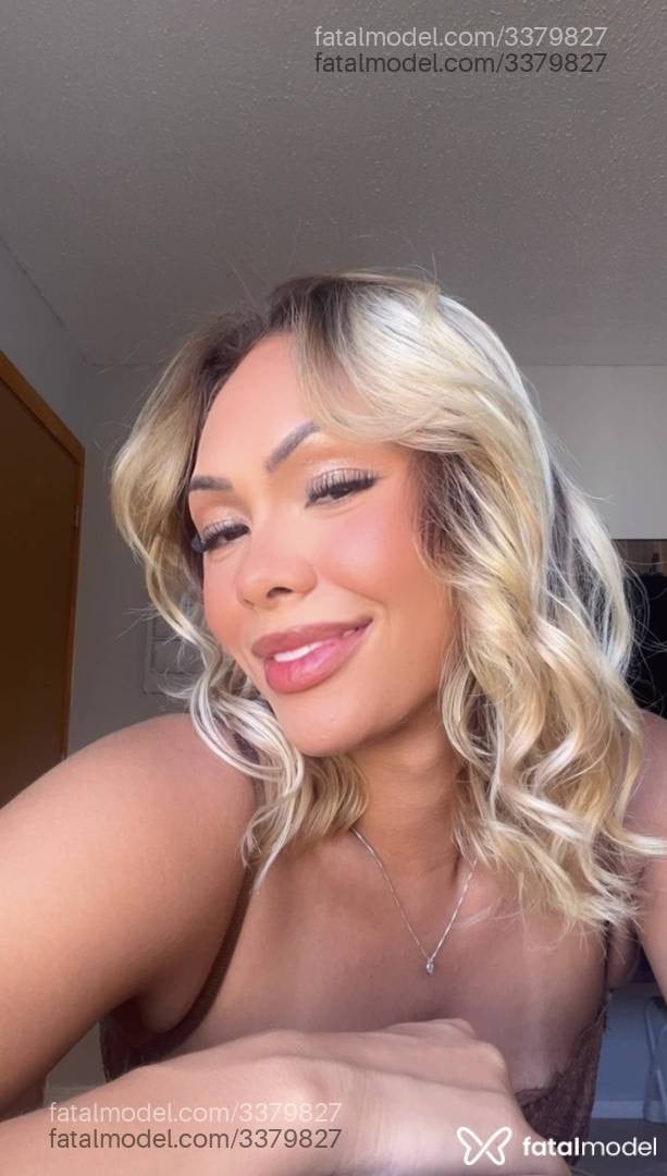 Acompanhante mulher loira (o) de olhos castanhos - Larissa Santos