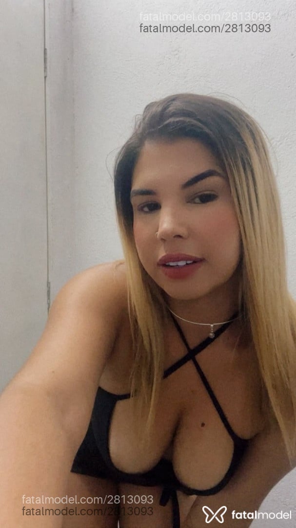 Acompanhante mulher loira (o) de olhos castanhos - Stefanny