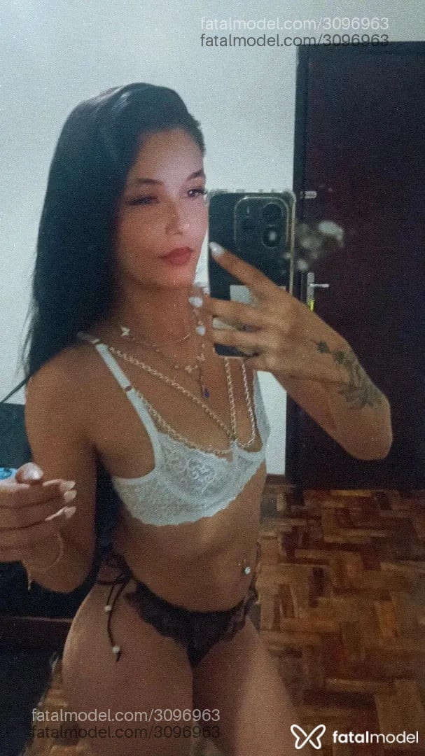 Acompanhante mulher morena (o) de olhos castanhos - Petrova