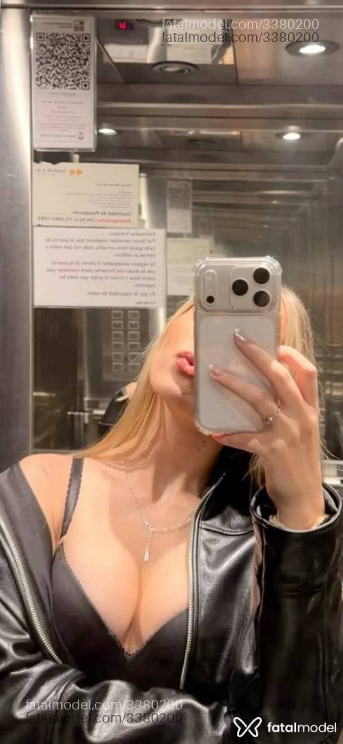 Acompanhante mulher loira (o) de olhos pretos - Sophia oliveira
