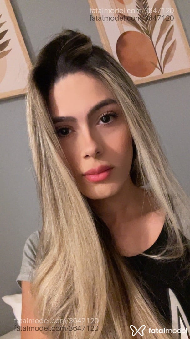Acompanhante mulher trans loira (o) de olhos castanhos - Larissa Ster