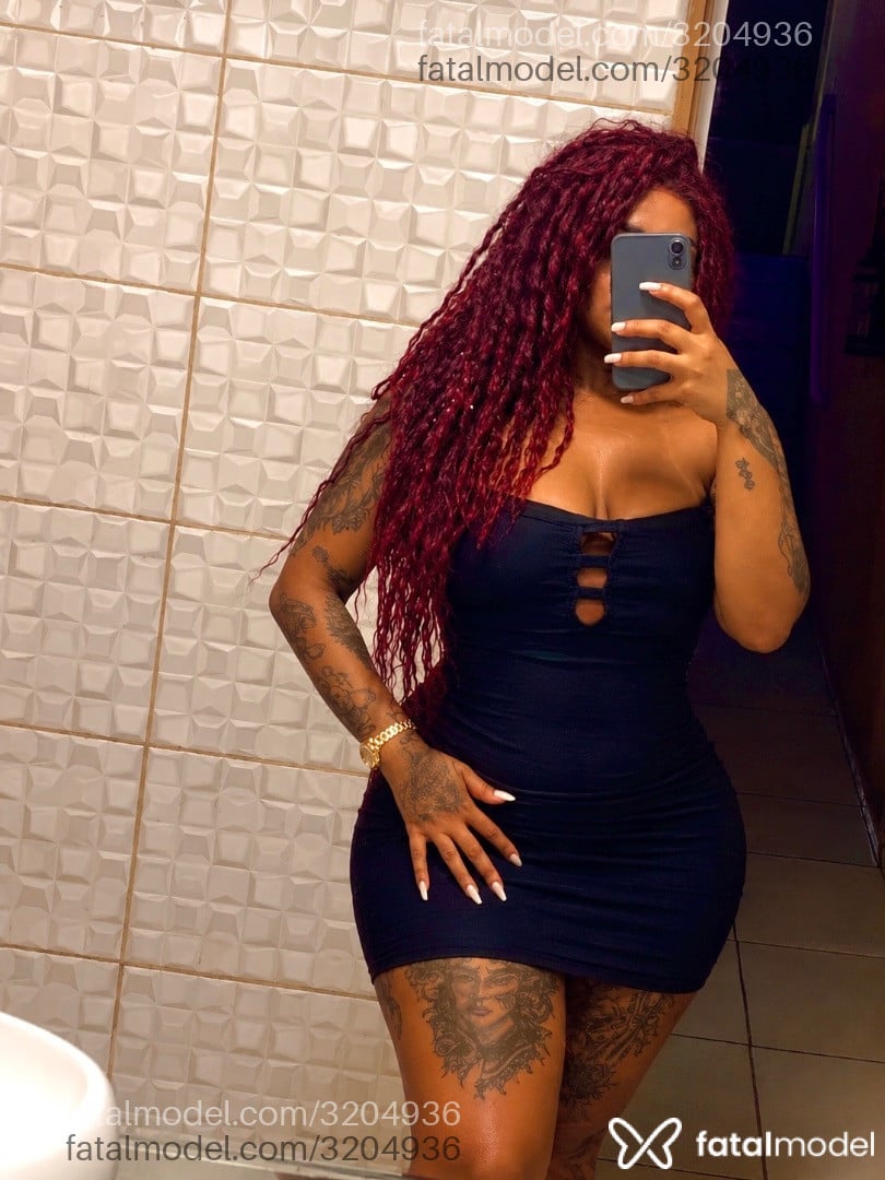 Acompanhante mulher com cabelo colorido de olhos castanhos - Pretona