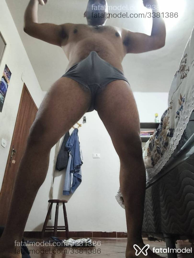 Acompanhante homem sem cabelo de olhos pretos - Lipexx