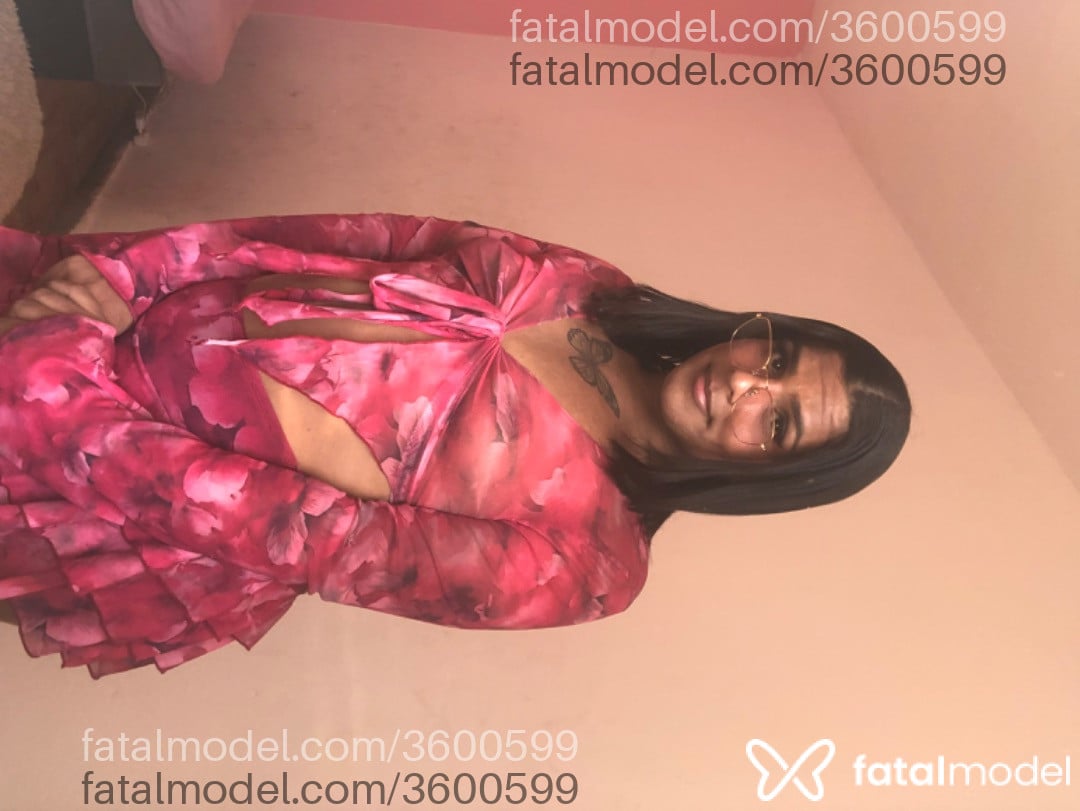 Acompanhante mulher trans com cabelo castanho de olhos castanhos - Maria