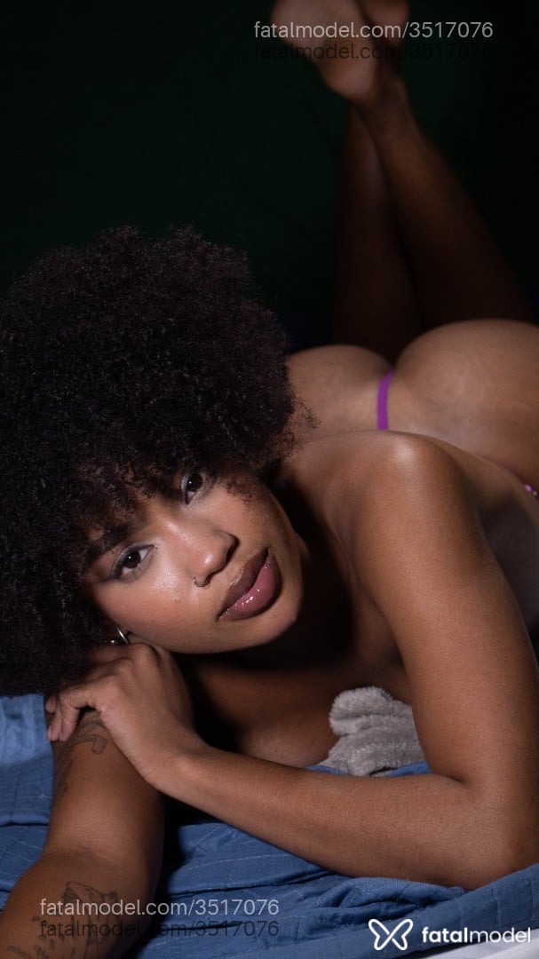 Acompanhante mulher morena (o) de olhos castanhos - Mallory