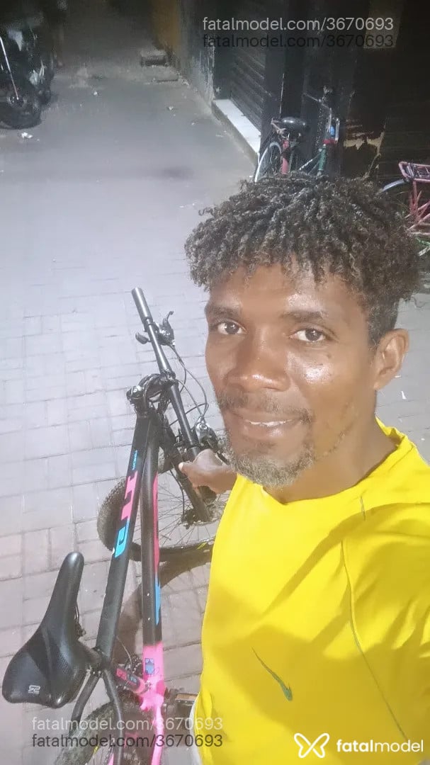 Acompanhante homem morena (o) de olhos pretos - Pretosafado