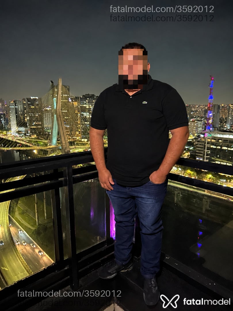 Acompanhante homem com cabelo castanho de olhos pretos - Bruno Weir