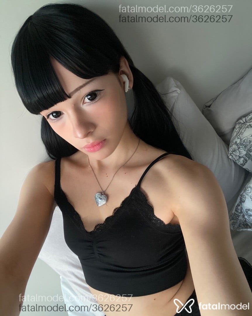 Acompanhante mulher trans morena (o) de olhos pretos - Liz Japinhaa