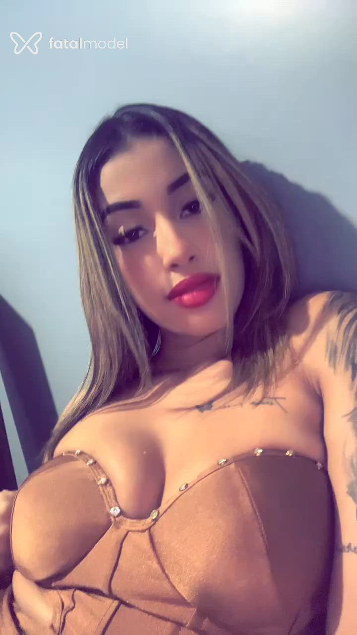 Acompanhante mulher loira (o) de olhos castanhos - Angel