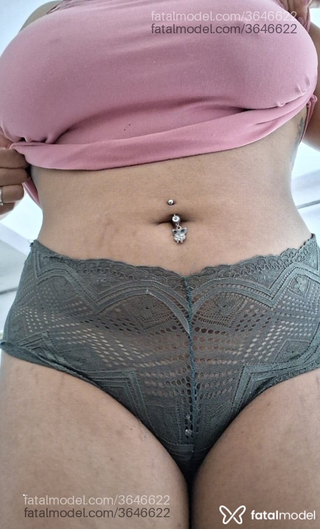 Acompanhante mulher loira (o) de olhos castanhos - Nefera