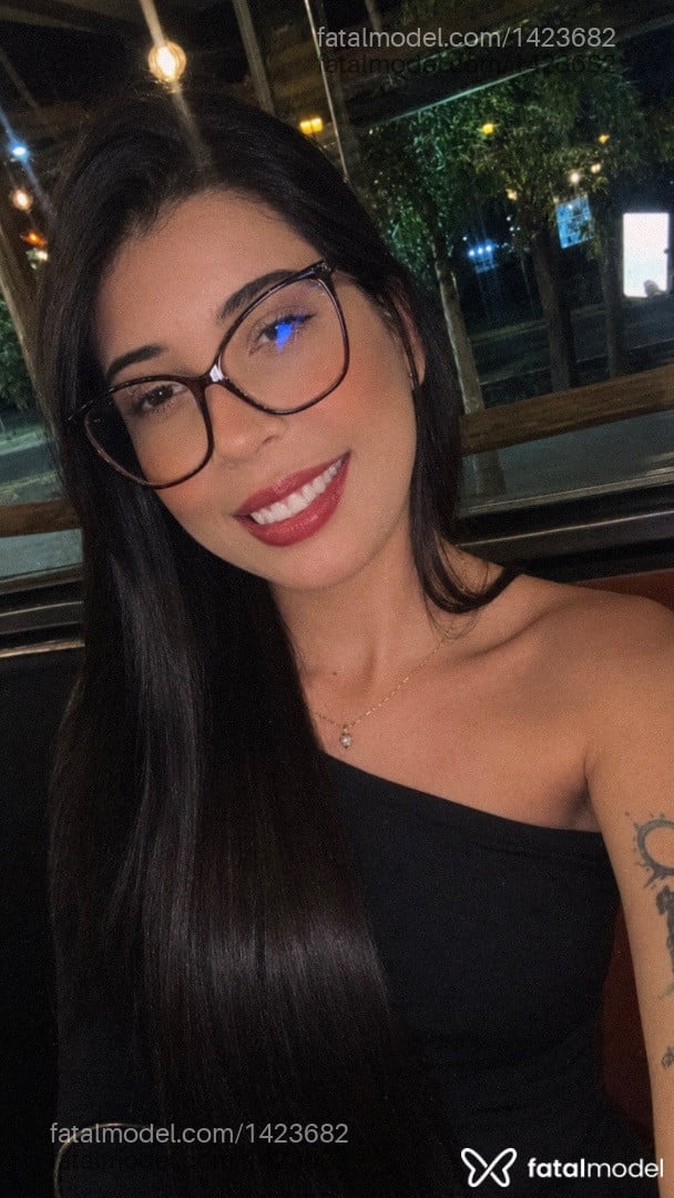 Acompanhante mulher morena (o) de olhos castanhos - Larissa