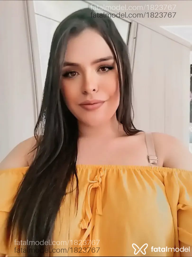 Acompanhante mulher trans morena (o) de olhos castanhos - Alicia