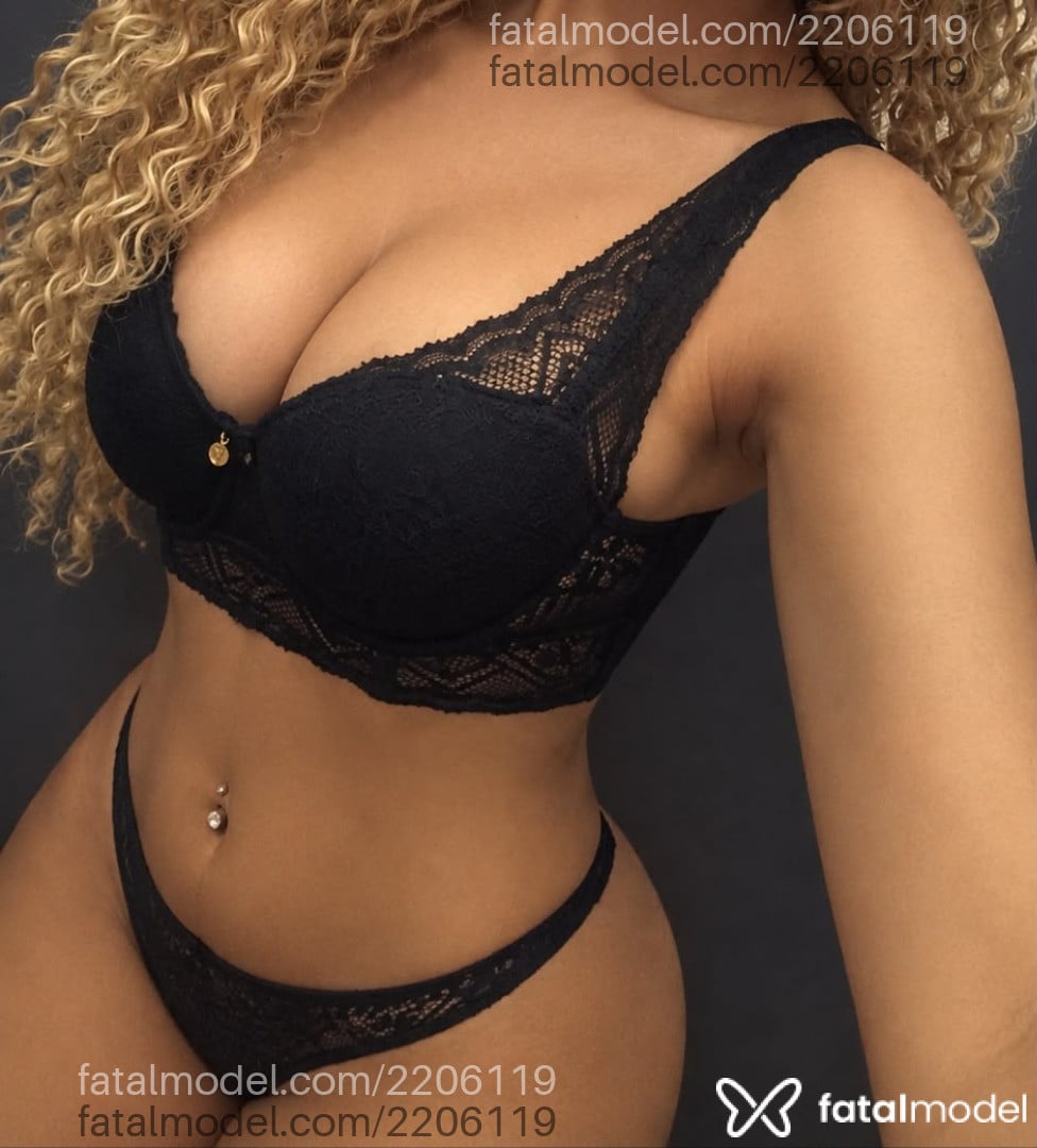 Acompanhante mulher morena (o) de olhos pretos - Estrela