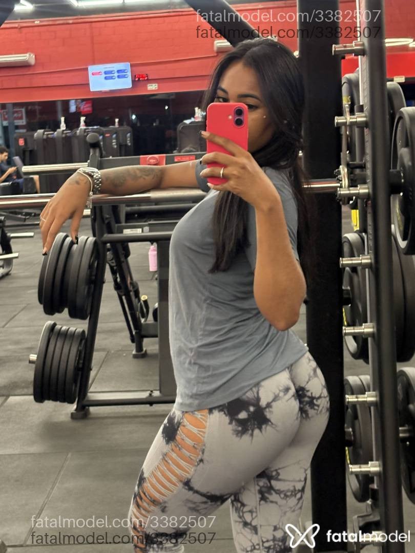 Acompanhante mulher morena (o) de olhos pretos - Tayná Costa