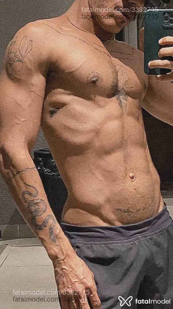 Acompanhante homem com cabelo castanho de olhos castanhos - Pietro