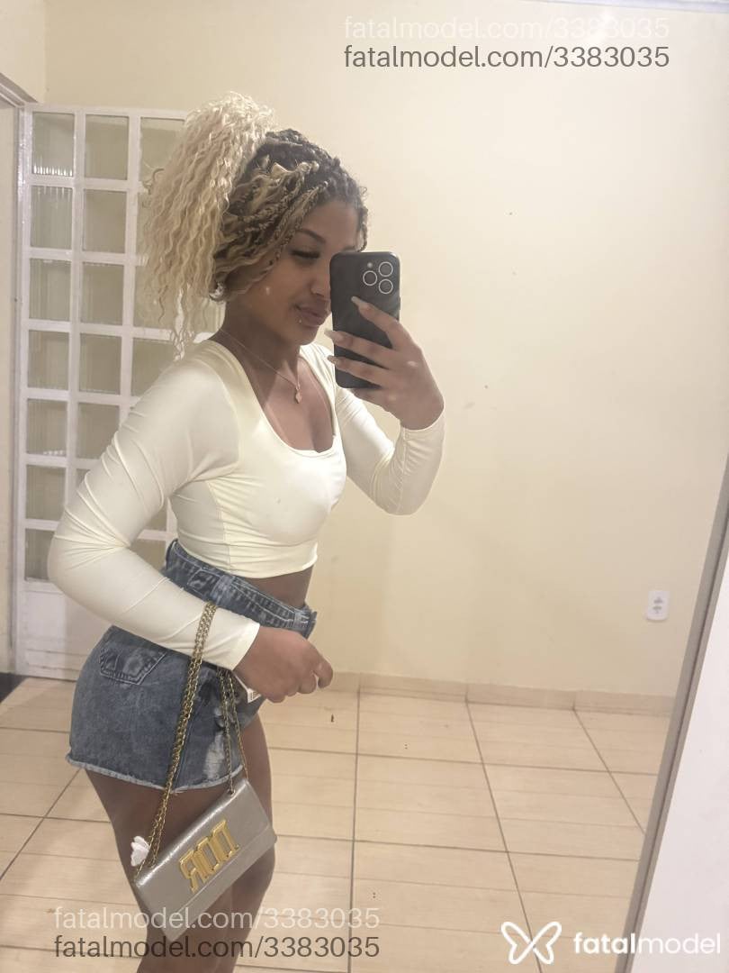 Acompanhante mulher loira (o) de olhos castanhos - Ester