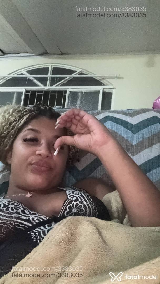 Acompanhante mulher loira (o) de olhos castanhos - Ester