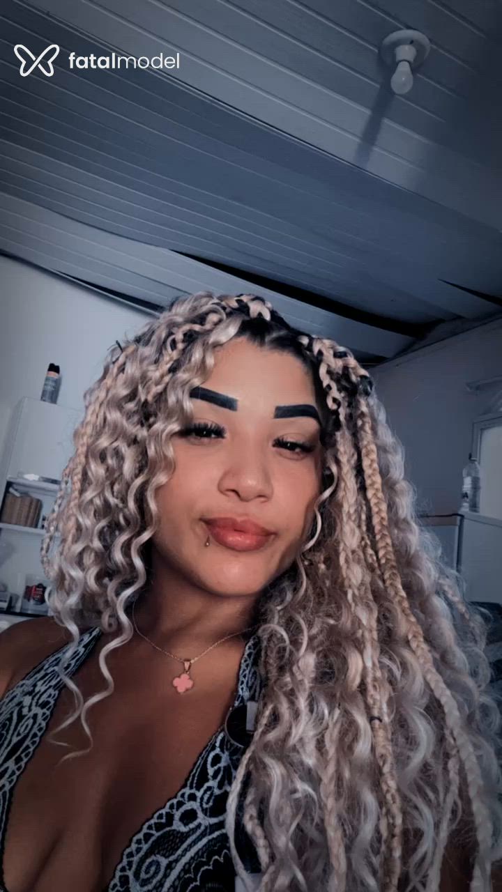 Acompanhante mulher loira (o) de olhos castanhos - Ester