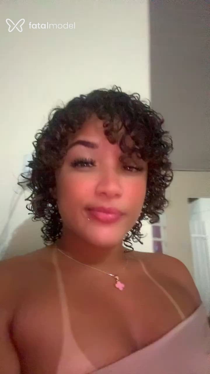 Acompanhante mulher loira (o) de olhos castanhos - Ester