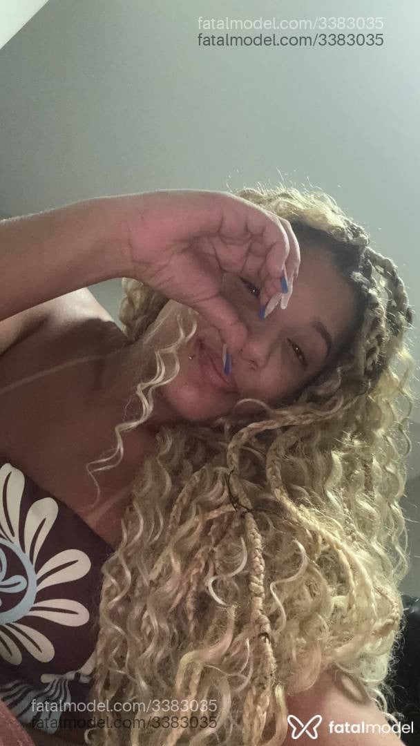 Acompanhante mulher loira (o) de olhos castanhos - Ester