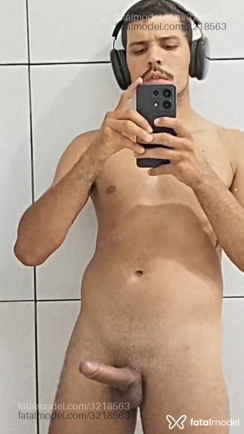 Acompanhante homem com cabelo castanho de olhos castanhos - Junior