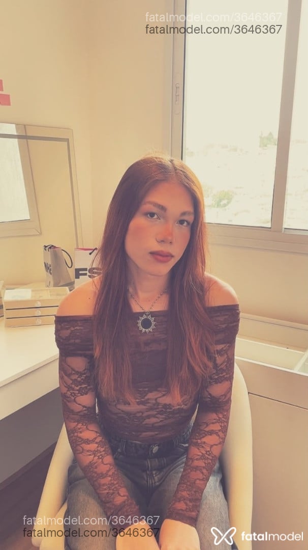 Acompanhante mulher trans ruiva (o) de olhos castanhos - Catherina Petrova