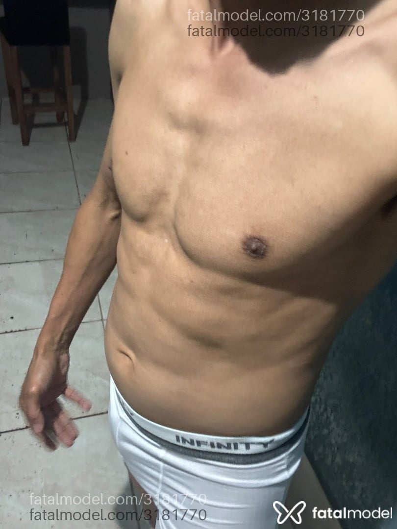 Acompanhante homem morena (o) de olhos castanhos - Romulo