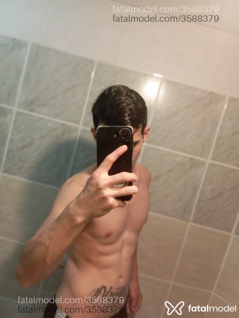 Acompanhante homem morena (o) de olhos castanhos - Young bunny