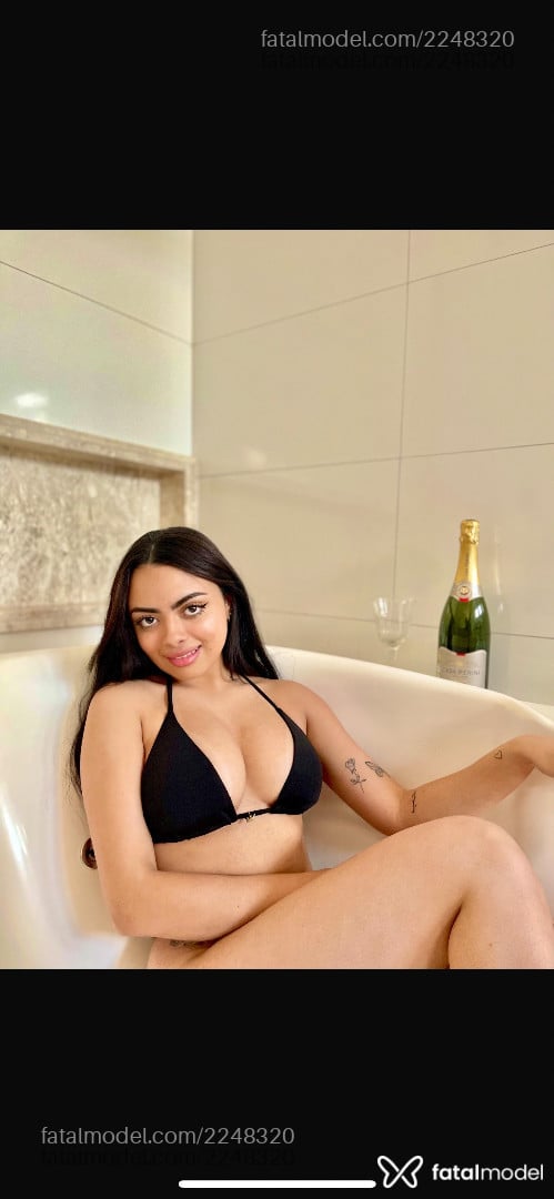 Acompanhante mulher morena (o) de olhos pretos - Evelyn