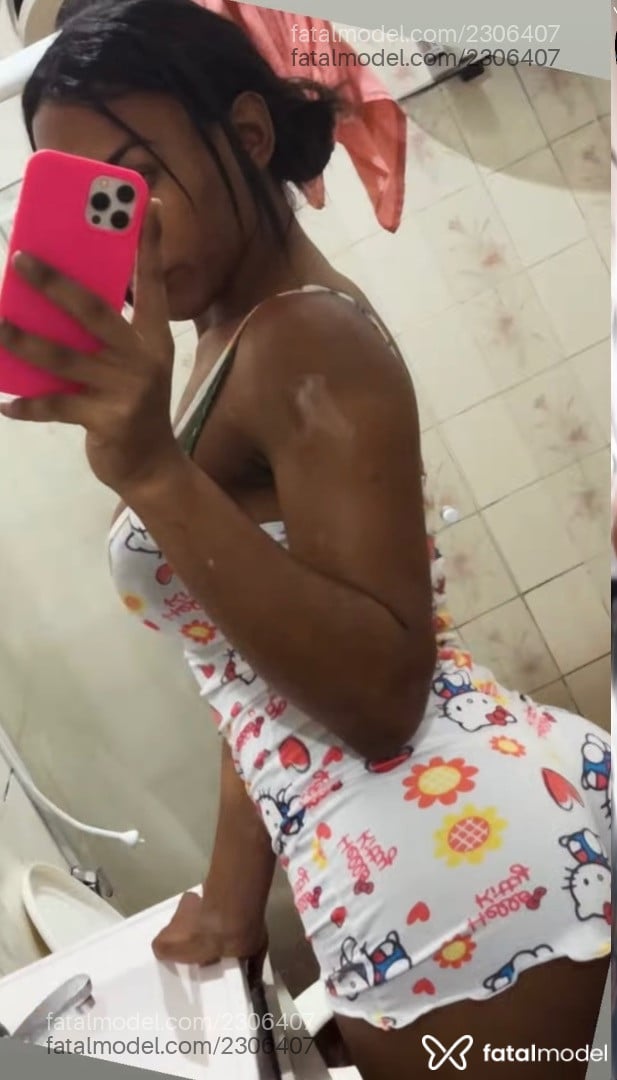 Acompanhante mulher trans com cabelo castanho de olhos pretos - Belly Shine