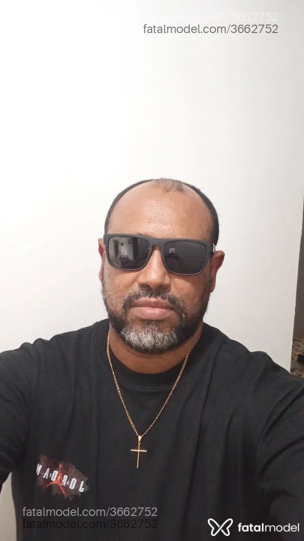 Acompanhante homem sem cabelo de olhos pretos - Nego Black