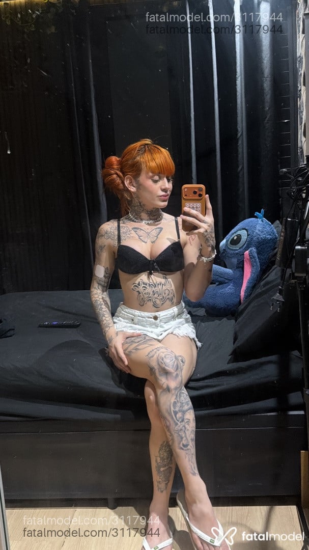 Acompanhante mulher trans loira (o) de olhos mel - Stella Raven
