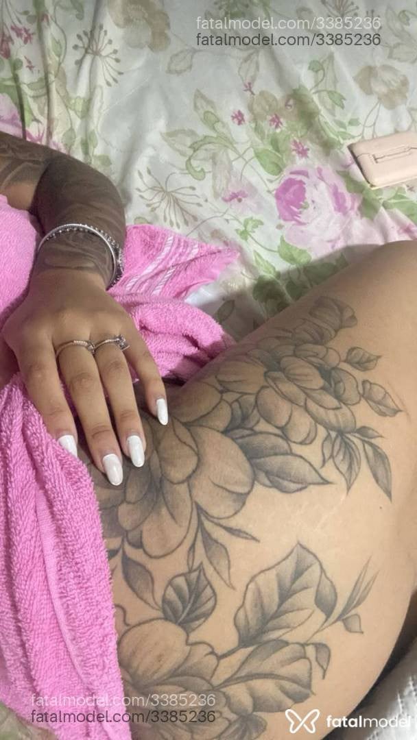 Acompanhante mulher morena (o) de olhos pretos - Thalita