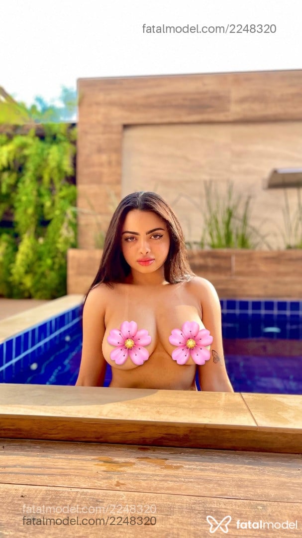 Acompanhante mulher morena (o) de olhos pretos - Evelyn