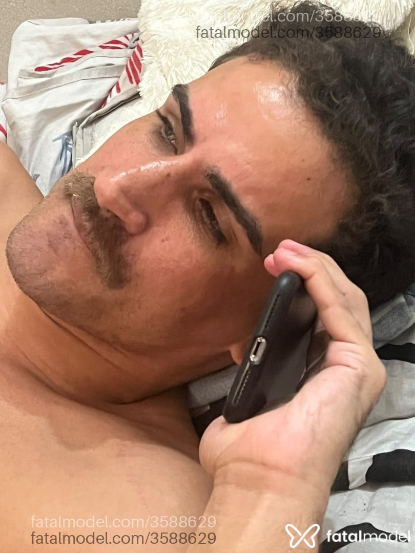 Acompanhante homem com cabelo castanho de olhos verdes - Dante
