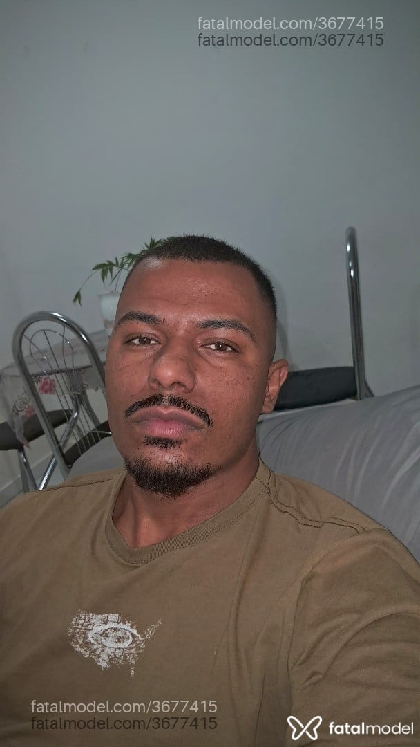 Acompanhante homem com cabelo castanho de olhos castanhos - Alessandro