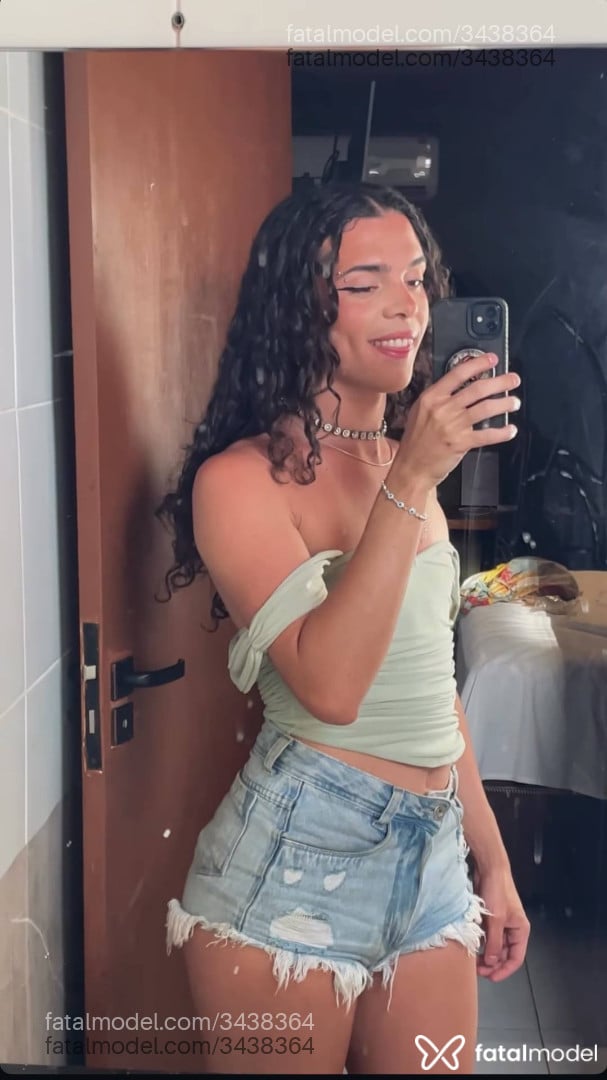 Acompanhante mulher trans com cabelo castanho de olhos castanhos - Maite