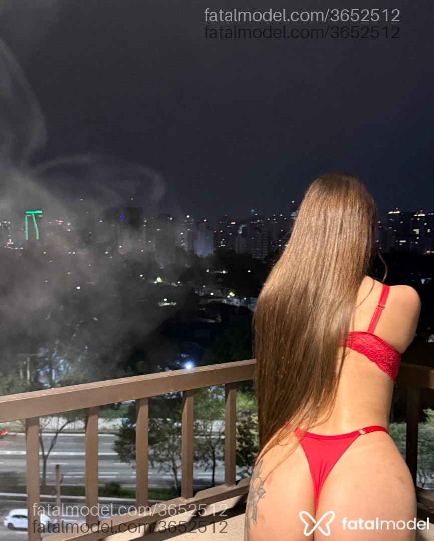 Acompanhante mulher com cabelo castanho de olhos mel - Lívia