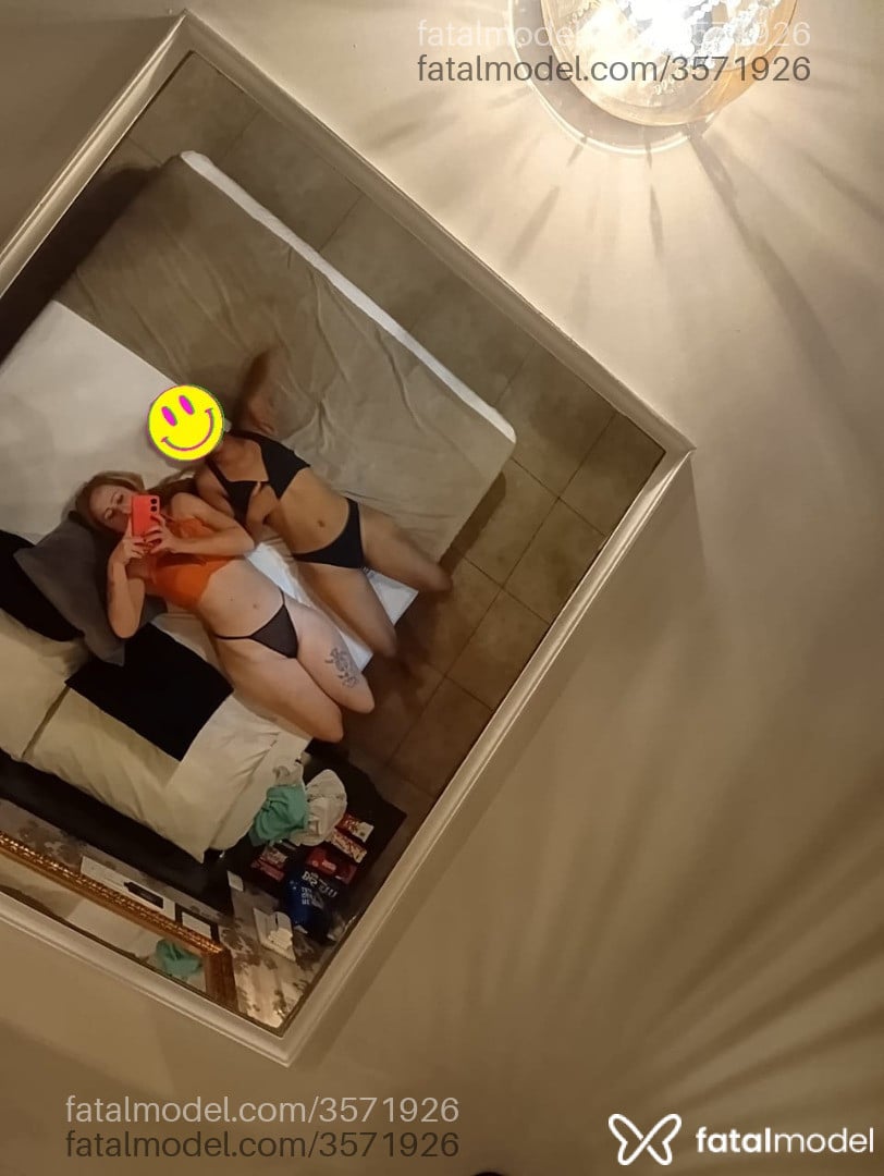 Acompanhante mulher loira (o) de olhos castanhos - Pamela