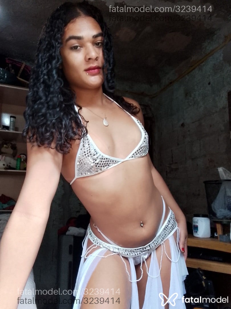 Acompanhante mulher trans morena (o) de olhos mel - Jade